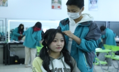 2401級美妝專業(yè)學子階段答辯點亮青春夢想