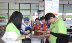 端午粽飄香 學子包粽忙