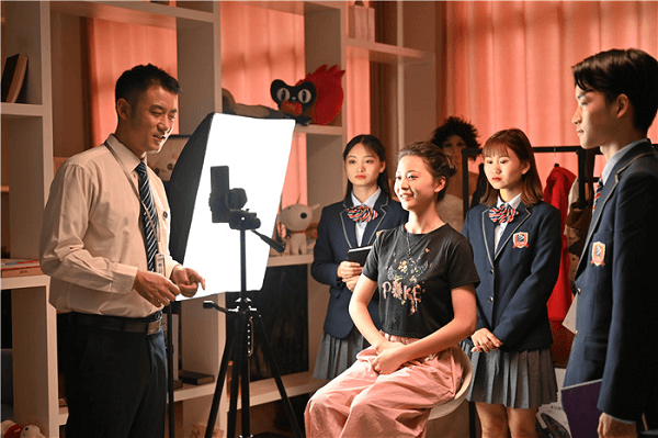 速來圍觀！知名演員直播探校，為高薪專業代言！