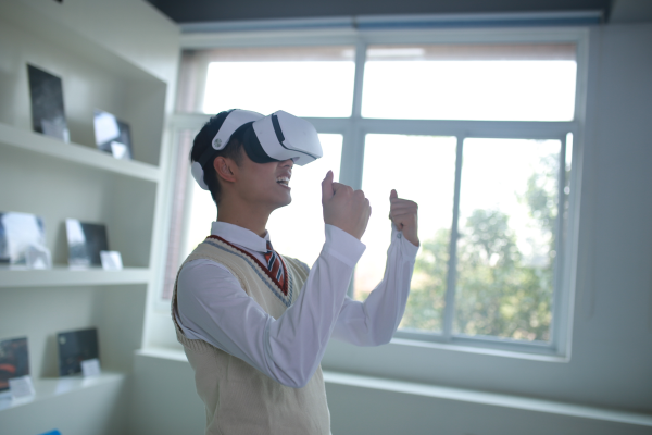 初中畢業(yè)苦累去打工,不如學(xué)技術(shù)有前途!