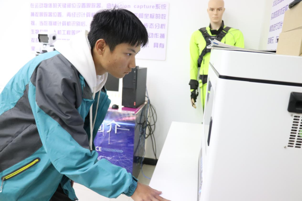 抓住互聯(lián)網(wǎng)潮浪，乘風(fēng)破浪