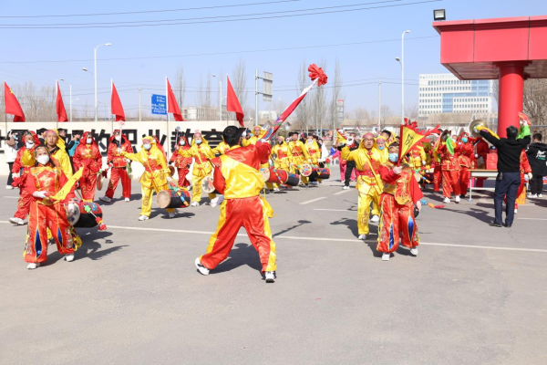 社火表演隊來新華，紅紅火火迎元宵