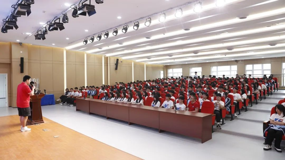 頭部UP主走進(jìn)新華電腦教育 分享自媒體創(chuàng)業(yè)經(jīng)驗(yàn)