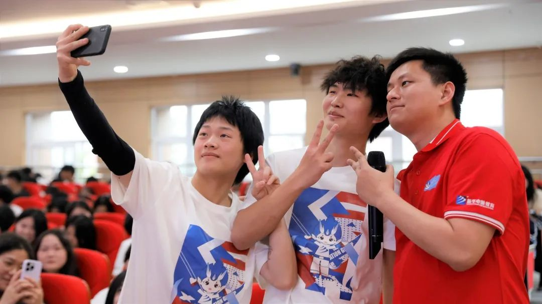 頭部UP主走進(jìn)新華電腦教育 分享自媒體創(chuàng)業(yè)經(jīng)驗(yàn)