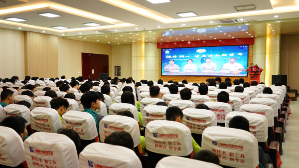 “強體潤心 健康邁向新學年” ——蘭州新華互聯網學校開學第一課